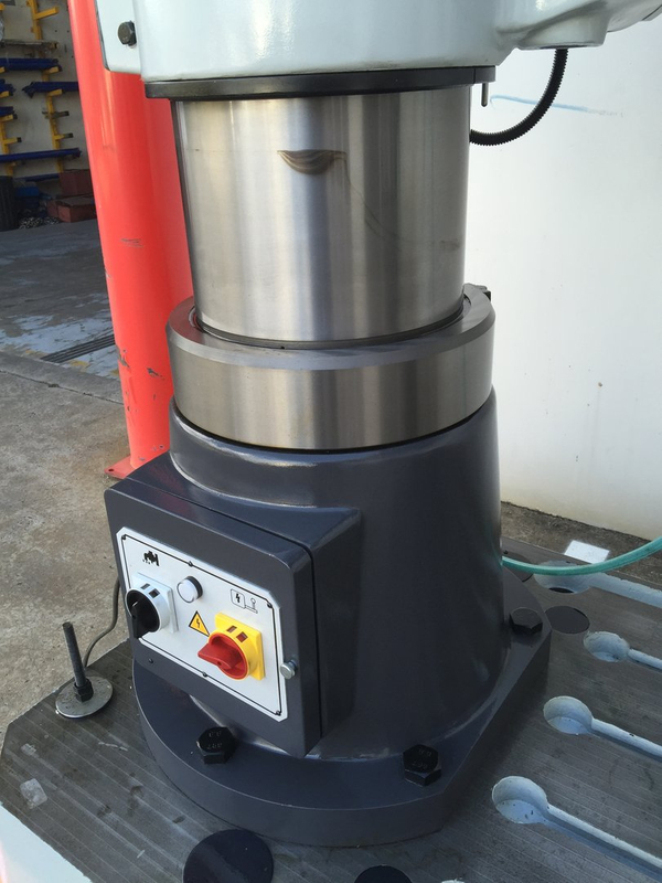 Taladro de brazo radial Steelmaster. Brazo de 1600 mm, capacidad de perforación de 50 mm, husillo de 5 mt,