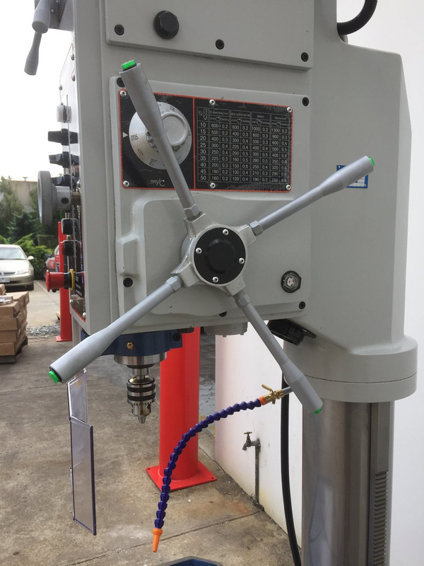 GPD50AR. Taladro de cabeza engranada de 415 voltios, 50 mm con alimentación de alimentación, mesa de alimentación hacia arriba y hacia abajo, refrigerante