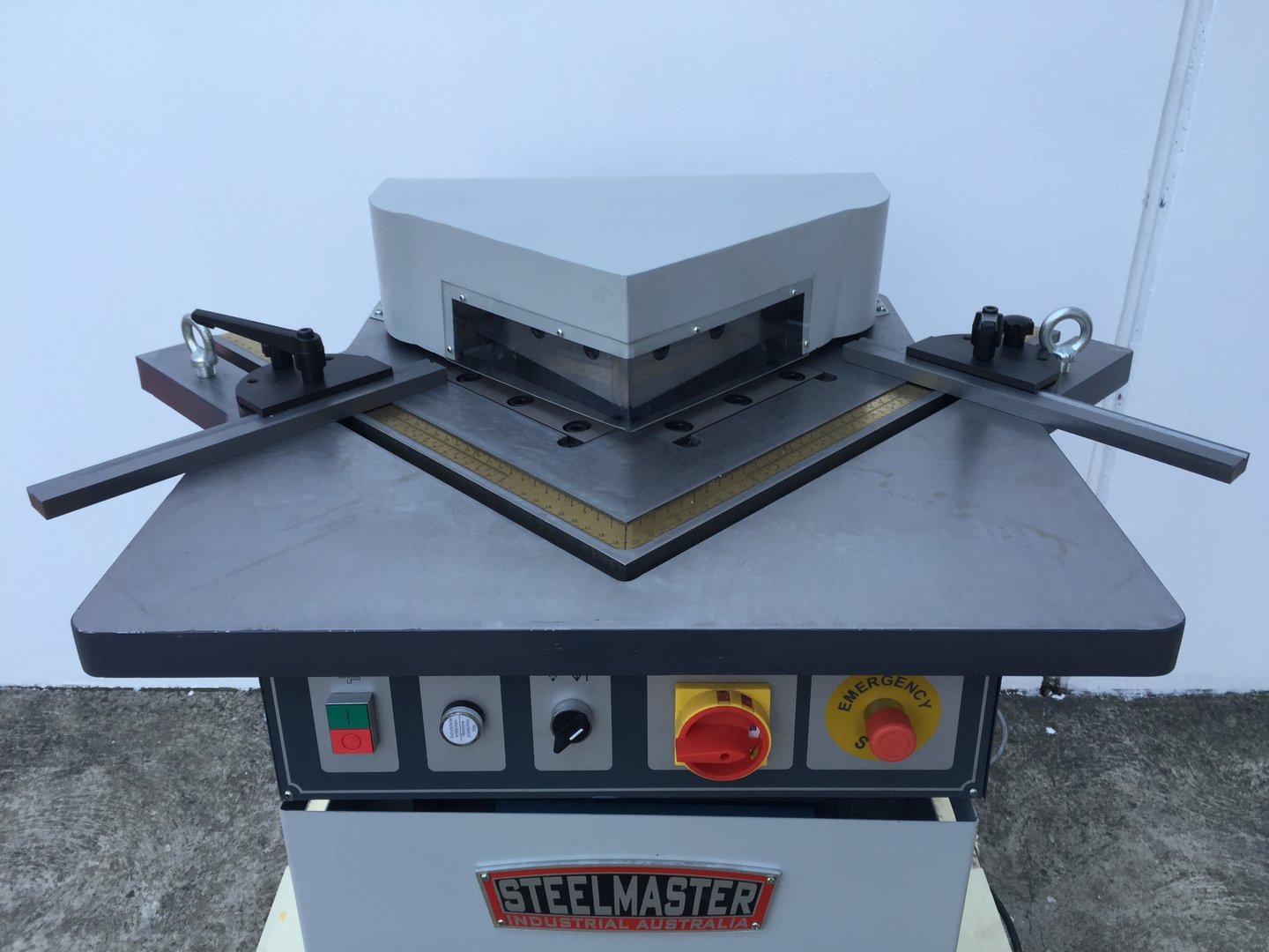 HCN200/4 FIM Euro Corner Notcher. Operación hidráulica de 200 mm x 200 mm x 4 mm.