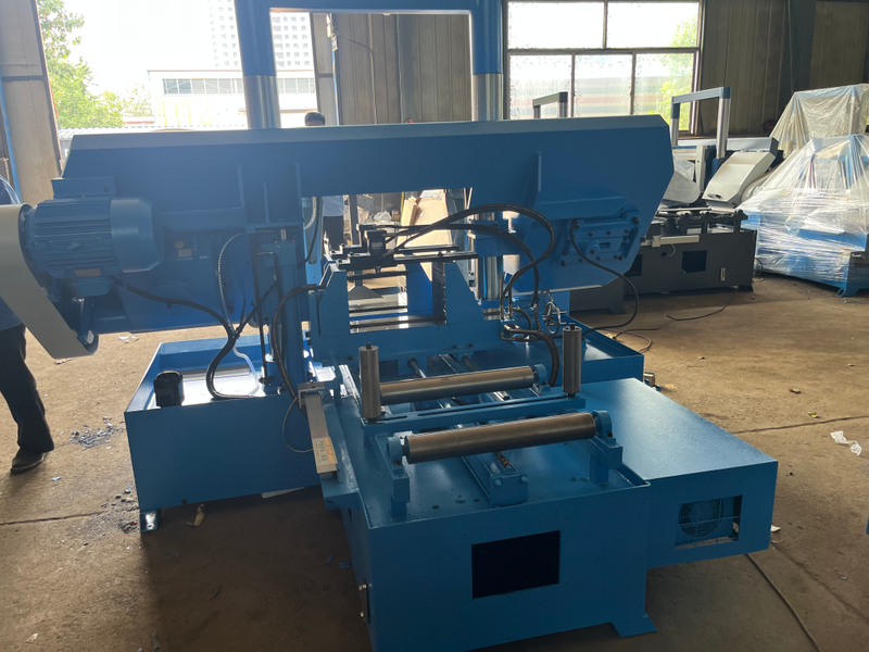 Máquina de sierra de banda CNC de GNC4250 con alimentador automático