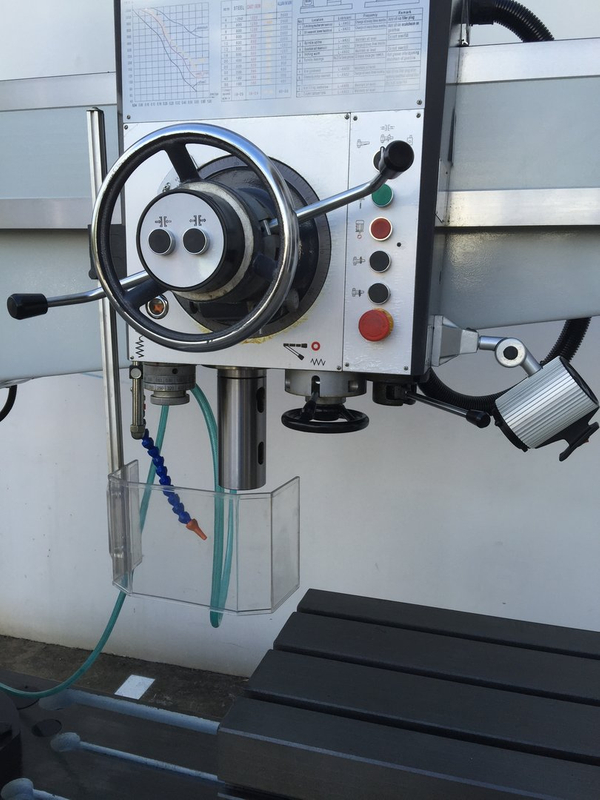 Taladro de brazo radial Steelmaster. Brazo de 1600 mm, capacidad de perforación de 50 mm, husillo de 5 mt,