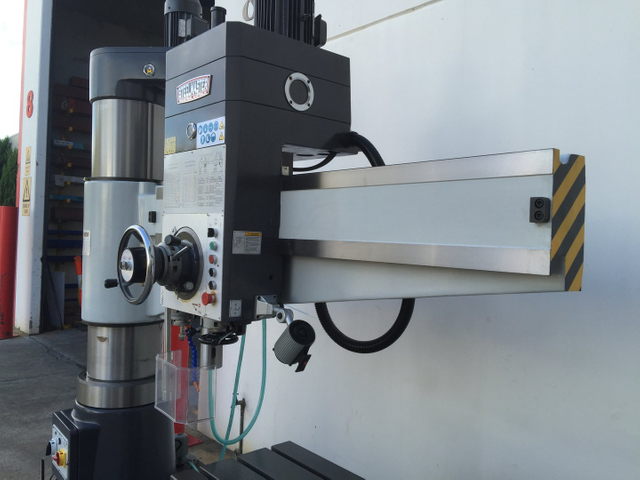 Taladro de brazo radial Steelmaster. Brazo de 1600 mm, capacidad de perforación de 50 mm, husillo de 5 mt,