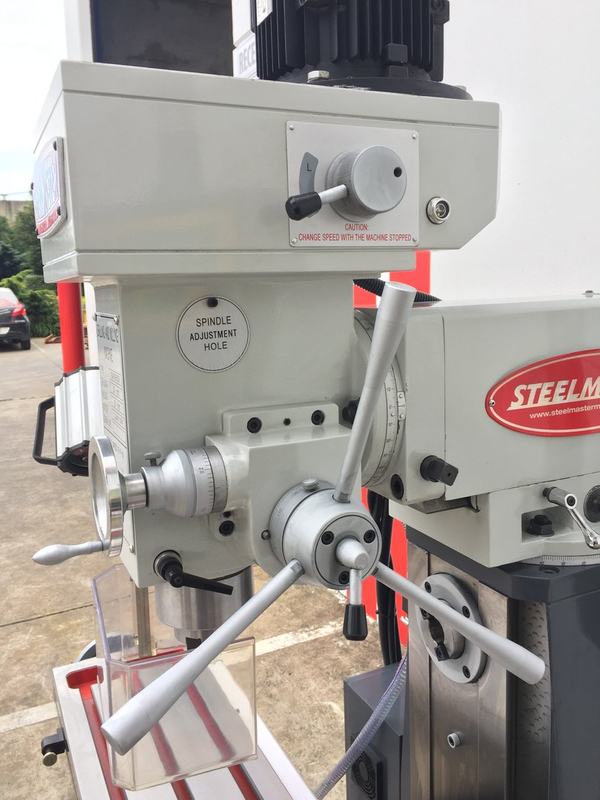MGH50W. Universal Mill Steelmaster. Velocidad variable, unidad de engranaje con lectura digital de 3 eje