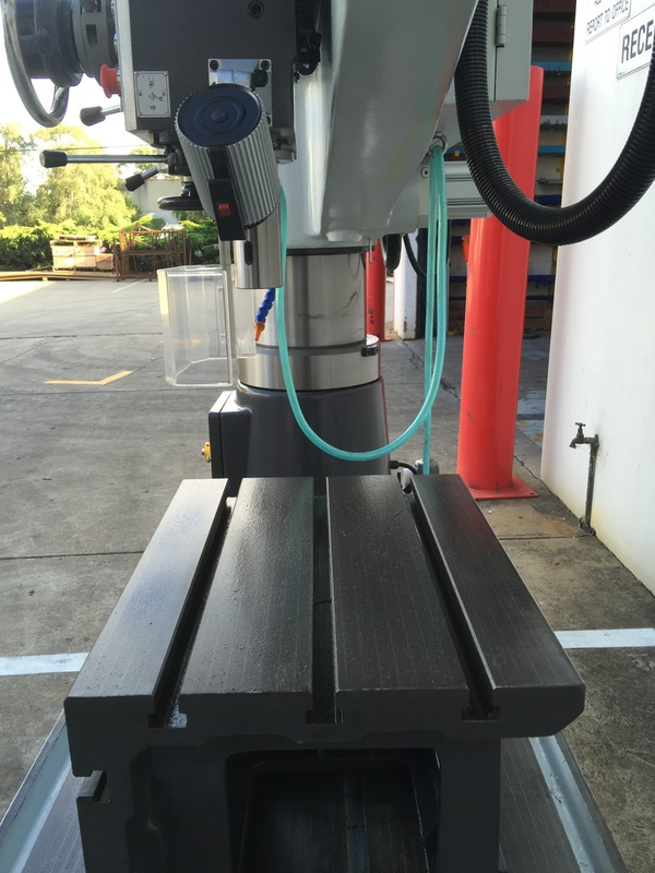 Taladro de brazo radial Steelmaster. Brazo de 1600 mm, capacidad de perforación de 50 mm, husillo de 5 mt,