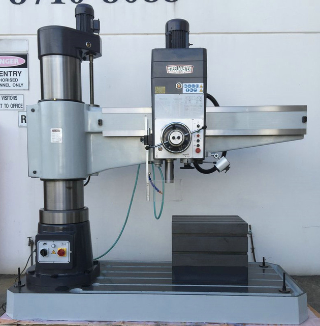 Taladro de brazo radial Steelmaster. Brazo de 1600 mm, capacidad de perforación de 50 mm, husillo de 5 mt,