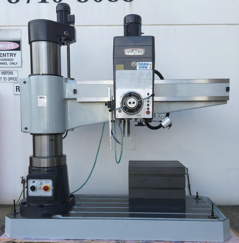 Taladro de brazo radial Steelmaster. Brazo de 1600 mm, capacidad de perforación de 50 mm, husillo de 5 mt,