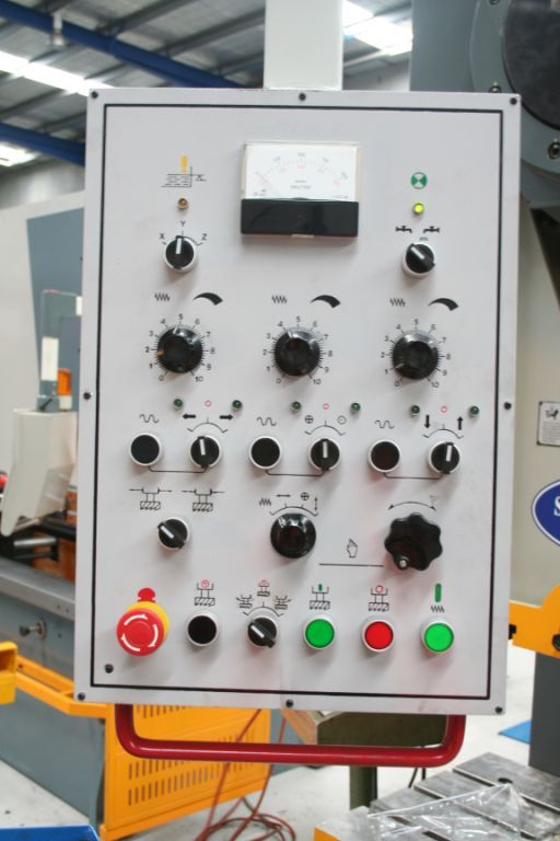 MHD2000. Molino universal. ISO 50, 2000 mm x 500 mm de mesa, 3 ejes Servo Drive & Feeds,